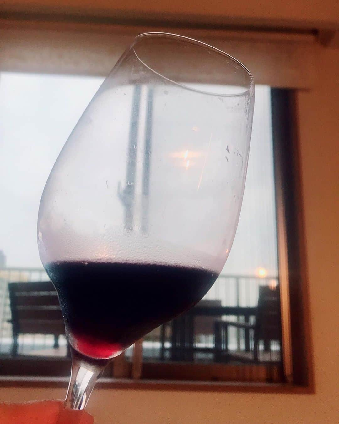 野田すみれさんのインスタグラム写真 - (野田すみれInstagram)「今夜のワイン🍷のあて このグラスは樹グラス🥂 カブの生ハム包み ローポースン エビとズッキーニのガーリックソテー🧄 我が家のマストのぬか漬け🥒 . . . . #赤ワイン」5月15日 19時06分 - sumire0208