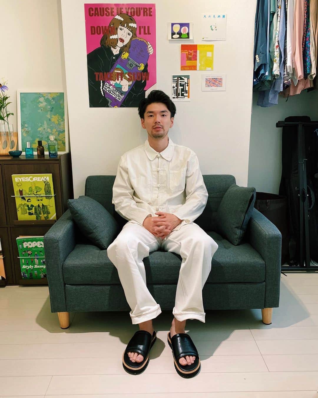 有原遣智のインスタグラム：「テーマは「フライディ・チャイナタウン」🇨🇳🧒🏼﻿ ﻿ フレンチチャイナジャケット着て﻿ オールホワイトでリモート乾杯します🥃﻿ ﻿ あと、髪の毛切りに行けてないので﻿ もみあげセルフカットしました✂︎﻿ ﻿ ﻿ jacket: #used #フレンチチャイナ﻿ pants: #dairiku ﻿ shoes: dairiku﻿ glasses: #savilerow ﻿ ﻿ ﻿ #家スナ #おうちコーデ #うちで過ごそう #stayhome #ステイホーム #古着 #古着コーデ #アニ散歩 #フライディチャイナタウン」