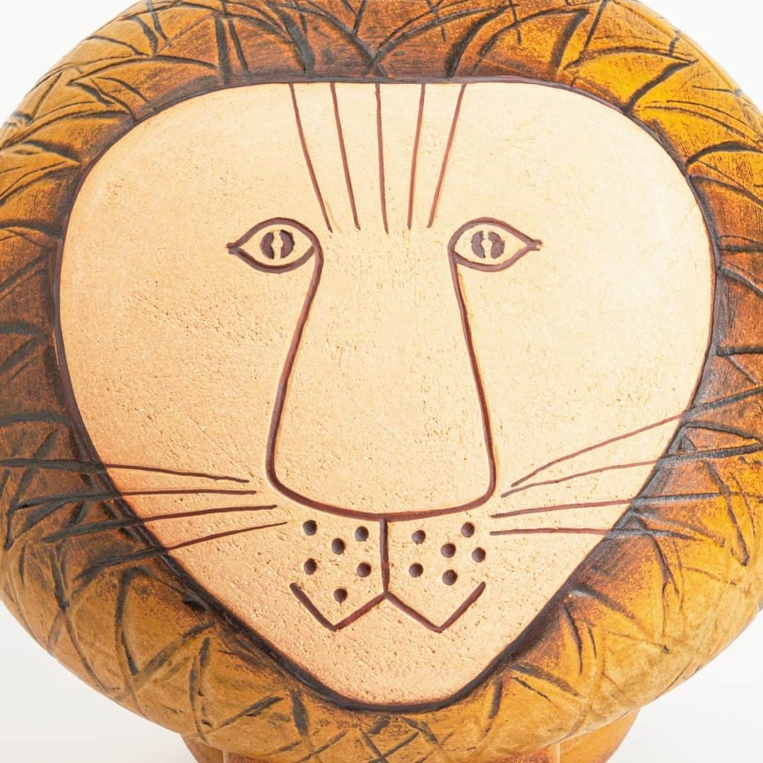リサラーソンさんのインスタグラム写真 - (リサラーソンInstagram)「ライオンは、強いんです！⁠ ⁠ リサの最高傑作とも、北欧陶芸の到達点とも言われるリサの「ライオン」。その魅力をたっぷりと紹介しつつ、陶器はもちろん、ライオンファミリーの全てをご紹介する特設サイトをオープンしました！やっぱり、リサのライオンのことは多くの人に知って欲しい！誕生のエピソードや動画もあります。ぜひチェックしてみてください。⁠ ⁠ ================⁠⠀⁠ トンカチストアはプロフィールのリンクよりご覧いただけます。⁠⠀⁠ →@lisalarsonjp ⁠⠀⁠ ⁠⠀⁠ ▶️TONKACHI STOREでもリサ・ラーソンの情報をお届けしております。⁠⠀⁠ ぜひフォローしてくださいね。⁠⠀⁠ @tonkachi_store⁠⠀⁠ ⁠⠀⁠ #lisalarson #リサラーソン #sweden #スウェーデン #陶器 #北欧 #北欧インテリア #北欧雑貨 #北欧ライフスタイル #ライオン#Lion #強い #ガオオオ #ceramic #雑貨」5月15日 19時01分 - lisalarsonjp