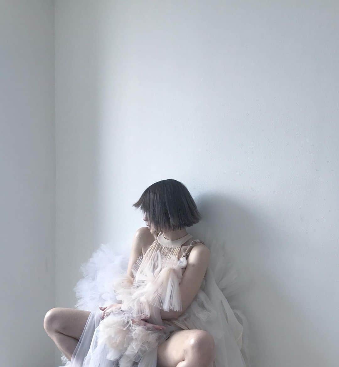 ARAKI SHIROのインスタグラム：「rainy day-15th.May- . . . -archives- md @yk731  costume by me . . . #ARAKISHIRO#FUKUOKA#dress#costume#costumedesigner#portrait#portraitphotography#fashionphotography#model#portraitpage#sombrebeings#sombresociety#pr0ject_soul#themysterypr0ject#humanedge#pr0ject_uno#dark_infinity#sensuality#artphotography#_bodyart_#darkbeauty#福岡#モデル#ポートレート#撮影#被写体募集#作品撮り#衣装#コスチューム#ドレス」