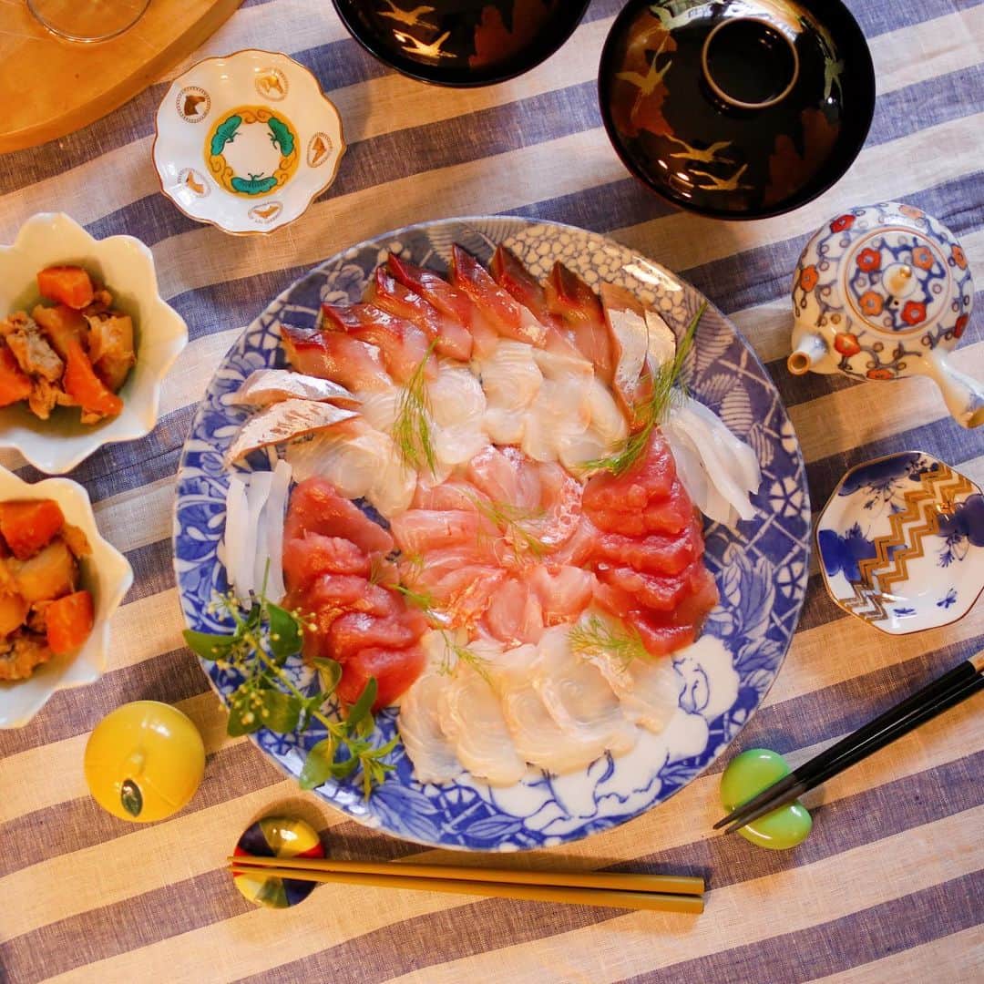 amiさんのインスタグラム写真 - (amiInstagram)「． The dinner was sashimi ． おうちごはんに市場直送の お刺身用の柵盛り合わせセット を頂きました〜🐟❤️ ． とっても新鮮でプリプリ 美味しすぎました♡ ． マグロ、タイ、イカ、ホタテ、サーモン、 タコ、アジ、ヒラメ、カレイ、エビなどの 中から、4~5種、その日の目利きで おすすめの魚種を送ってくれます♡ ． とっても豪華でしたよ〜🐟 ． ふりかけは息子がお気に入りに♡ ひじきも入っていて美味しかった💓 ． 配送先は、東京都、横浜市、川崎市限定の 商品です❤️ ． REACH STOCKのWEBサイト でお刺身用の柵盛り合わせセットで 検索してみてくださいね🥰 @reachstock ． ． 新型コロナウィルスの影響で行き場を 失ってしまった食品を支援するSPADさん のPRプロジェクトに参加しています。 ． ．  #reachstock #食べて応援 #おさかな応援 #SPADコロナ支援PR #おうちごはん#ステイホーム#花のある幸せごはん#刺身#お刺身」5月15日 19時10分 - amikuma1219