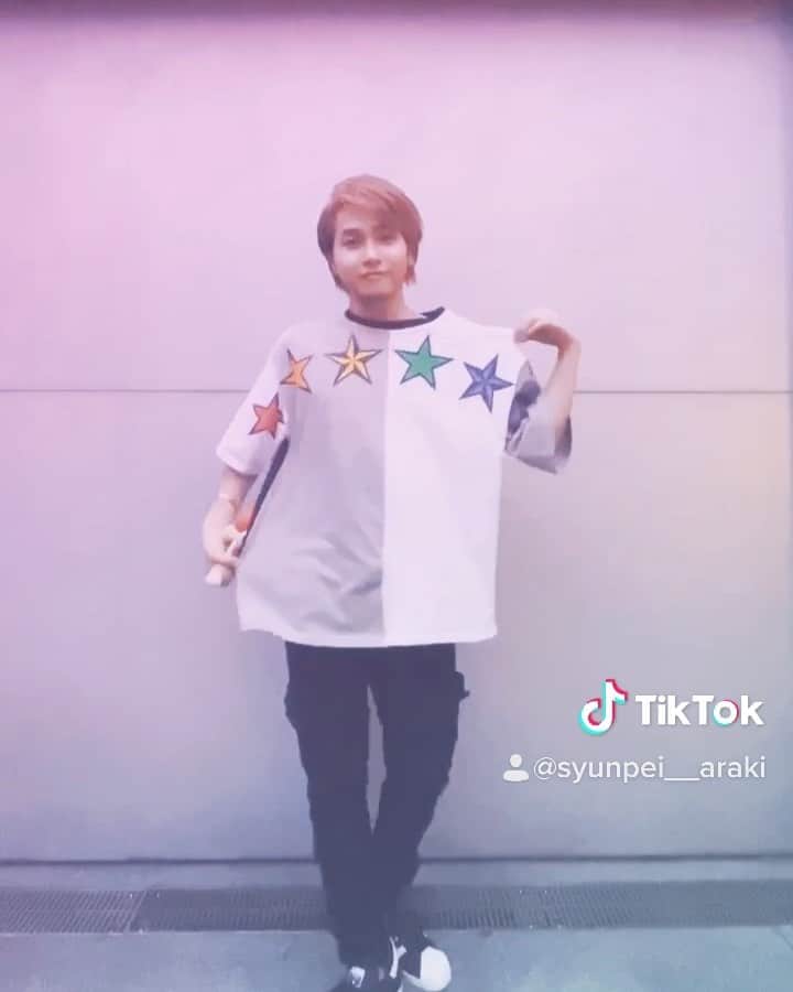 荒木駿平のインスタグラム：「. . . Promised LandのグッズTシャツとスタッフTシャツを繋げてオリジナルTシャツ作りました🧵✂️ またいろいろ挑戦してみまーす✊🏻🔥 . . #おうち時間 #tシャツdiy #手作りtシャツ #ayuけん玉　#ayuクリエイターチャレンジ」
