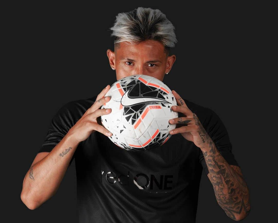 鈴木ブルーノさんのインスタグラム写真 - (鈴木ブルーノInstagram)「🏴🏴 "ONYX IS THE NEW BLACK"  Kepada peminat pasukan Terengganu Football Club, kami hadirkan kejutan kepada anda, mempersembahkan jersi rasmi TFC "BLACKOUT EDITION"!! Jersi ini bakal dijual bermula 16 Mei 2020!  @officialterengganufc  #TerengganuFC #WeBleedBlackAndWhite」5月15日 19時14分 - cbruno_7