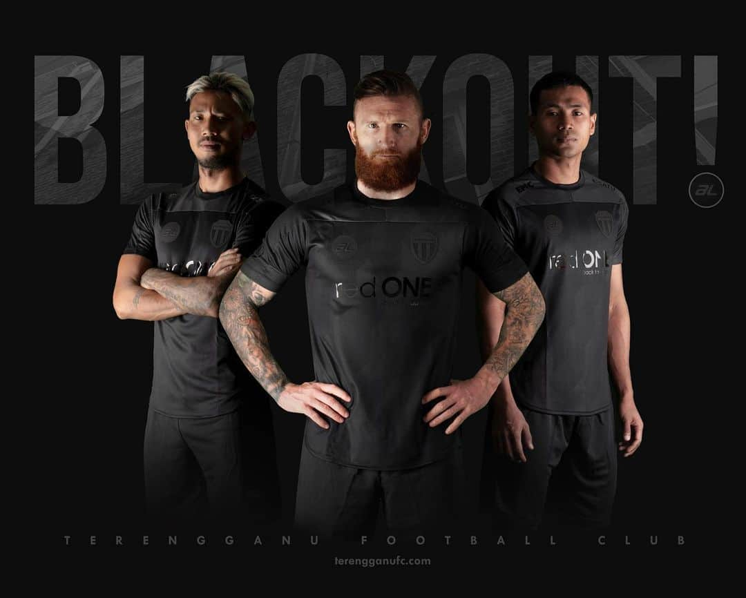 鈴木ブルーノのインスタグラム：「🏴🏴 "ONYX IS THE NEW BLACK"  Kepada peminat pasukan Terengganu Football Club, kami hadirkan kejutan kepada anda, mempersembahkan jersi rasmi TFC "BLACKOUT EDITION"!! Jersi ini bakal dijual bermula 16 Mei 2020!  @officialterengganufc  #TerengganuFC #WeBleedBlackAndWhite」