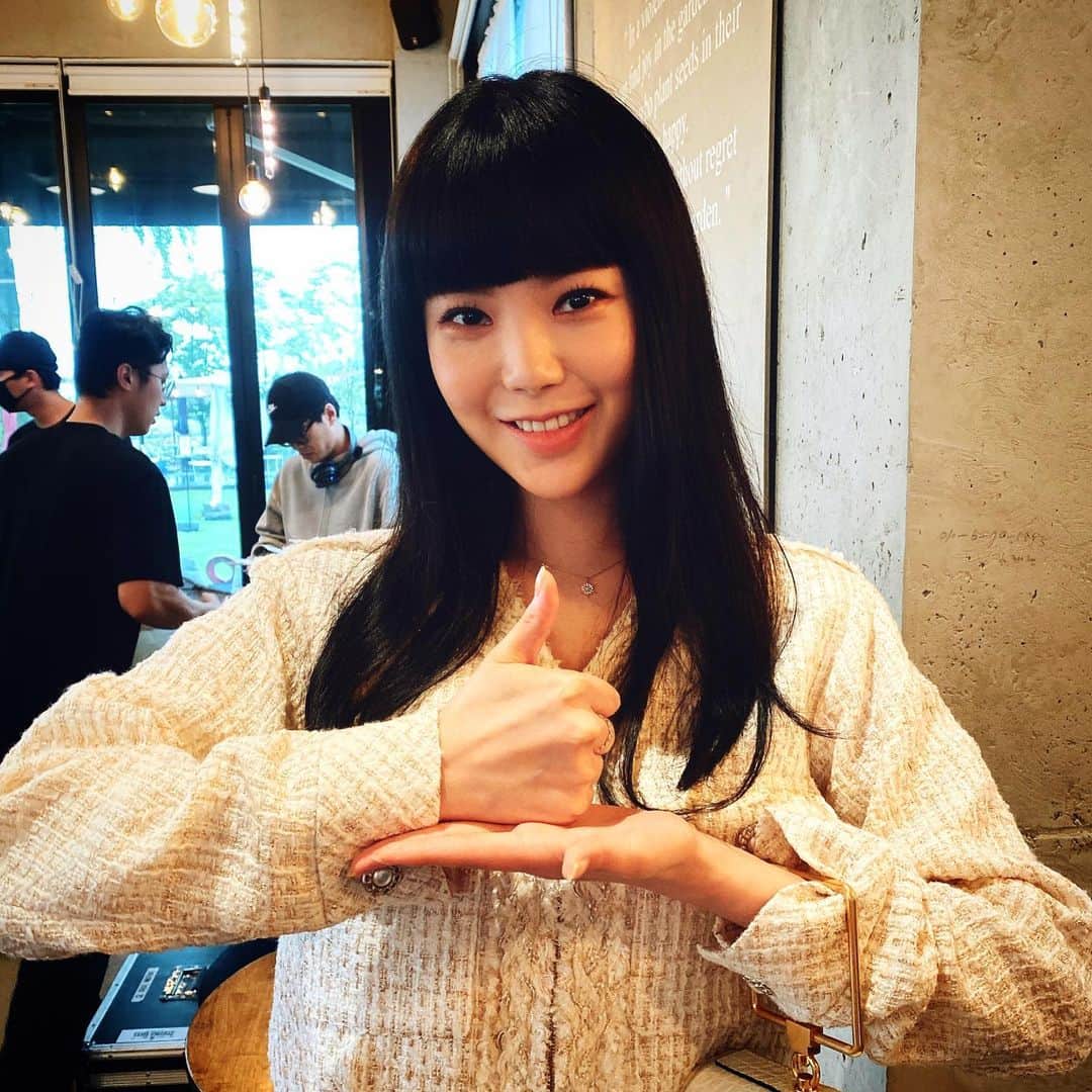 リジ のインスタグラム：「안녕하세요! 저는 박수영 리지 입니다. 오늘은 스승의날이네요. 모두 스승님께 인사는 드렸나요? 저도 오늘 스승님께 연락을 잘 드렸습니다! 그리고 오늘 저는 또 #덕분에챌린지 에 참여할수있는 기회가 생겨 굉장히 뜻깊은 하루입니다.  왼손과 오른손이 직각이되게 손을 대면 수화의 뜻으로 ‘존경’의 뜻이라고 합니다.  #코로나19 로 인해 불철주야 가리지 않으시고 최전방에서 노력해주시는 의료진분들께 혹시 조금이라도 감사와 존경의 뜻을 표하고 싶어 @_yoonjo (윤조)님의 챌린지를 이어받아 @baek_seounghee (백승희)님 @by.gaeun (가은) 그리고 @jjung_a_kim (김정아)님께 뜻깊은 챌린지를 이어가려 합니다.  이어받지않으신 분들도 동참해 주시고 여러분들의 주의가 많이 필요한 상황입니다.  여러분들도 늘 신경써 주시고 앞으로 저도 더 노력하겠습니다. (드라마 촬영중으로 잠시 마스크를 착용하지 못한 사진은 정말 죄송합니다. 평상시에는 필수!!) 진심으로 의료진여러분들께 감사와 존경을 표합니다. 대한민국 그리고 전 세계의료진 분들 응원합니다!👍🏻 #🇰🇷#🌏#의료진덕분에#감사합니다」