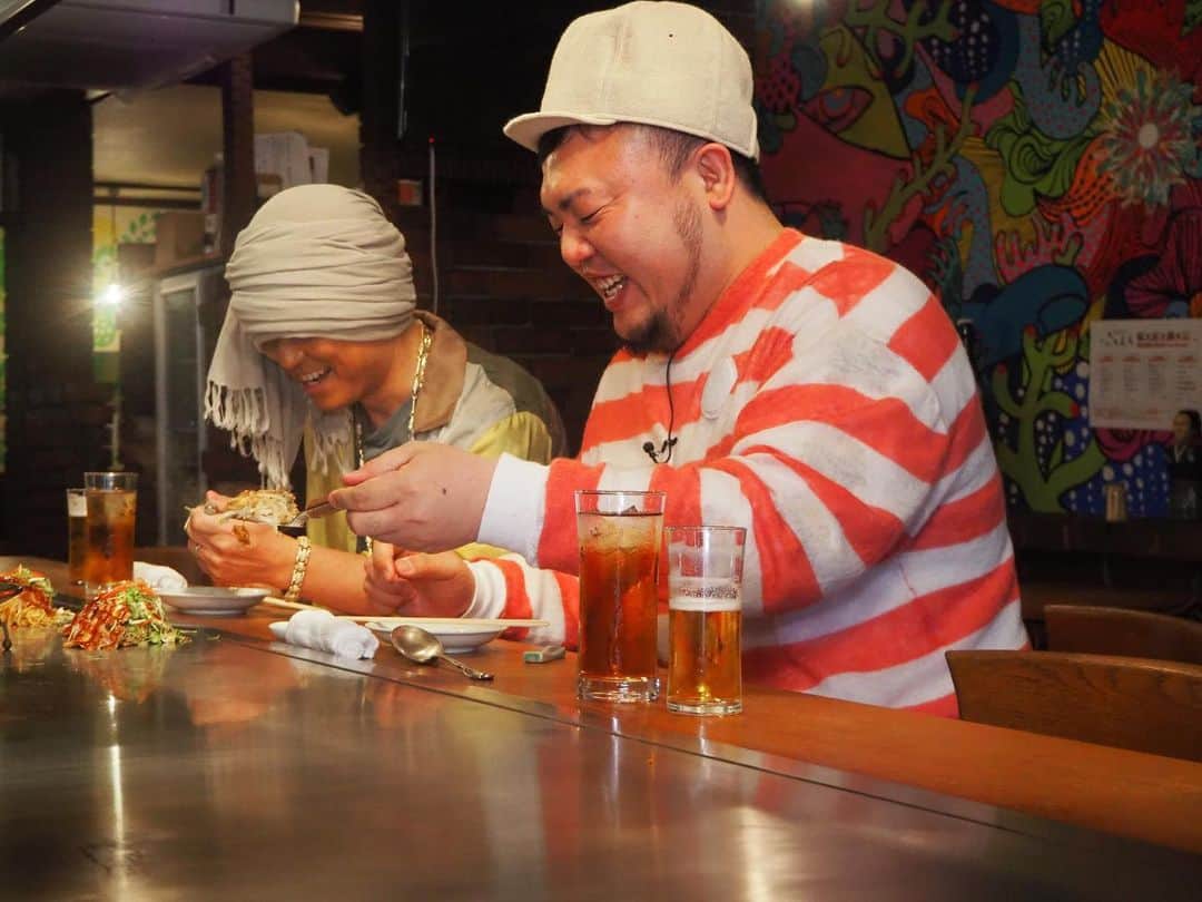 HIPPYのインスタグラム：「湘南乃風 HAN-KUNが広島に！！！！ スーパーおすすめ鉄板焼き屋［こたろう］でおもてなし！ 美味しい料理に爆笑ロケ！いろんなお話聞け後には ｢ずっと feat. HAN-KUN & TEE｣のアコースティックコラボ  HAN-KUN新曲「DE-KI-RU」まじでマジで必聴です！ https://www.youtube.com/watch?v=k7y0gsCHZfg  HAN-KUNとてもとても楽しい時間をありがとうございます！ こたろう！6周年おめでとう！  5/15（金）深夜26:00〜広島ホームテレビ［H♪LINE］チェケラ！ ————————— 路地裏鉄板 こたろう 広島市中区富士見町1-8 第二大形ビル 2F 082-249-1953 営業時間:15:00〜21:00（19:00テイクアウト及び酒類L.O） 店内でのお食事の場合、お客様同士ソーシャルディスタンススタイルでお楽しみください #湘南乃風 #hankun  #hline #こたろうテイクアウト2020 #広島テイクアウト応援プロジェクト」