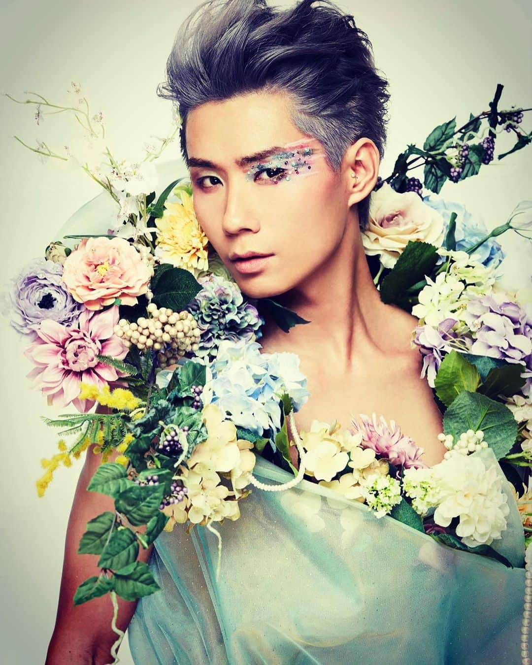 川上大輔さんのインスタグラム写真 - (川上大輔Instagram)「ジャケット撮影✴︎過去写真 #hairmake  #flowers  #生花」5月15日 19時19分 - kanatataiga