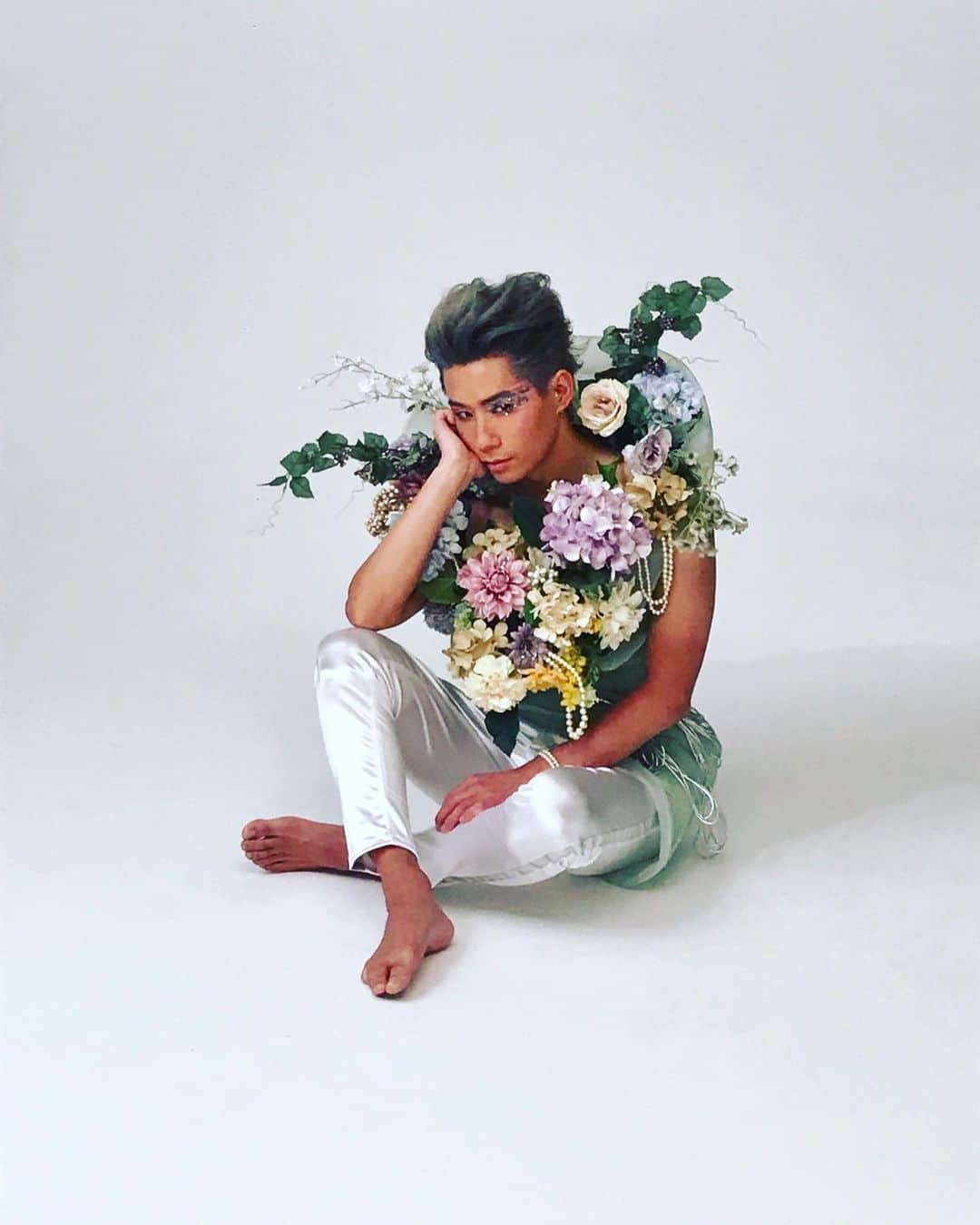 川上大輔さんのインスタグラム写真 - (川上大輔Instagram)「ジャケット撮影✴︎過去写真 #hairmake  #flowers  #生花」5月15日 19時19分 - kanatataiga
