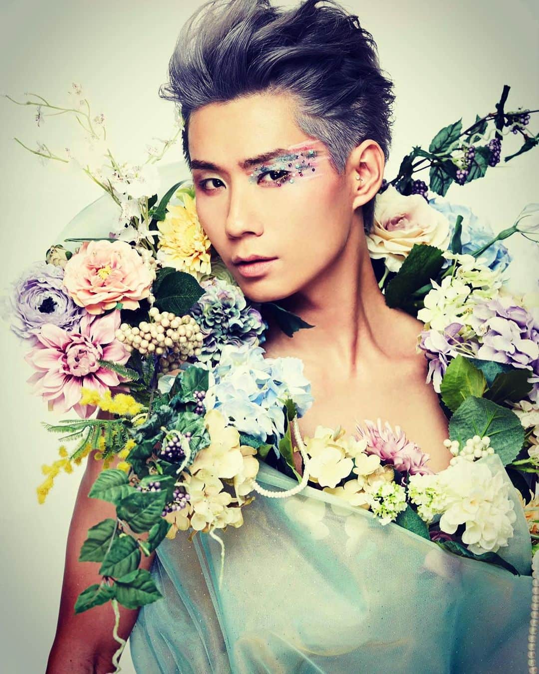 川上大輔のインスタグラム：「ジャケット撮影✴︎過去写真 #hairmake  #flowers  #生花」