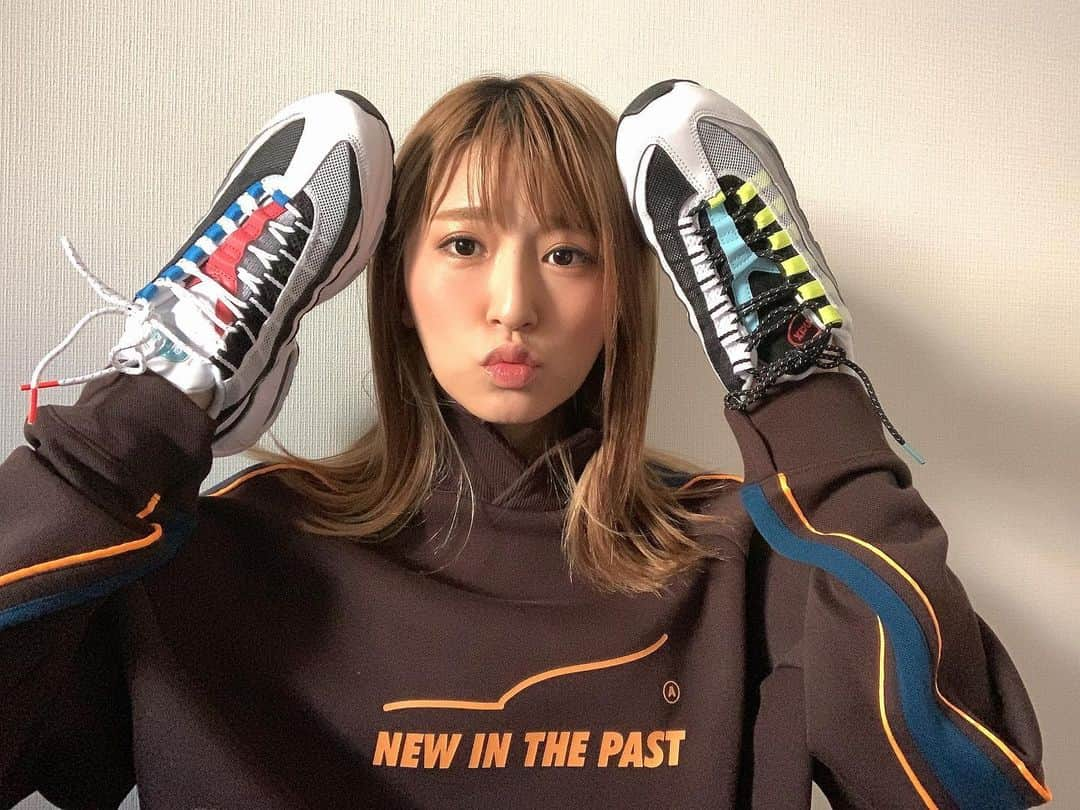 戸島花のインスタグラム：「早く履きたい🌍🌍 抽選で当たって届いてから一ヶ月たっちゃった #nike #atmos #airmax95」