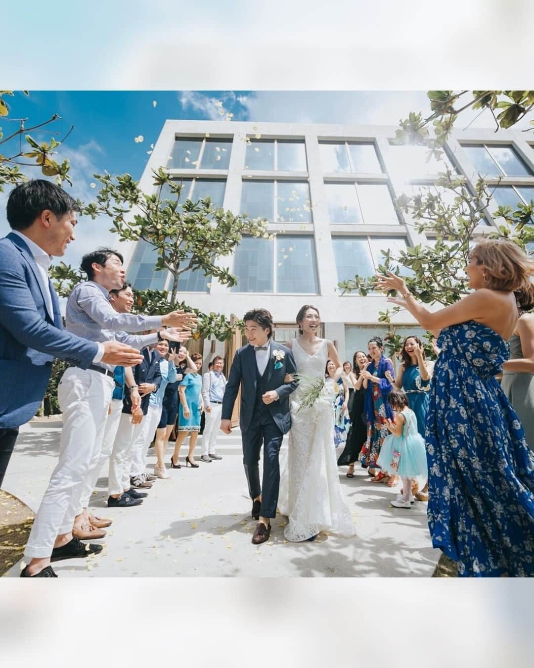 Wedding Park 公式のインスタグラム：「"🥰ハナレポ投稿ありがとうシェア🥰  こんばんは！ ハナレポ編集部のGOROです💁  本日は @uu_wd さんの ハナレポをありがとうシェア💓 . これぞリゾートウェディング！ハワイと国内の両方で結婚式✨ . ————————————————————— 👰 @uu_wd さんのハナレポ ✍️ https://s.weddingpark.net/hanarepo/6981/ 会場：The Ginoza Resort 美らの教会 ※「ウエディングパーク　The Ginoza Resort 美らの教会」で検索してね！ 開催時期：2019年8月 ————————————————————— . ♥ラインが美しいマーメイドドレス ♥ハワイでのロケーションフォト ♥美らの教会にピッタリなサンドセレモニー ♥リゾート感たっぷりの招待状、実用的なところも◎ . ＊＊＊＊＊＊＊＊＊ ハナレポを作成したら @weddingpark をタグ付けして、 ハナレポのスクリーンショットを 投稿してください☺️ 公式インスタで、ありがとうの気持ちを込めて シェアします💖 ＊＊＊＊＊＊＊＊＊"」