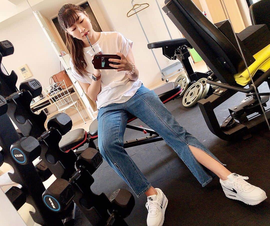 のインスタグラム：「最近SNS活動復活してる〜ぅ！ 波激しいんだよね。笑　3度目の正直です🤗YouTubeチャンネルもうすぐ公開するのでお楽しみに❤️ #筋トレ女子 #女性パーソナルトレーナー  #美尻トレーニング #ヒップアップトレーニング  #お尻トレーニング  #nike好き　 #ナイキ女子  #スニーカー女子 #airmax90」