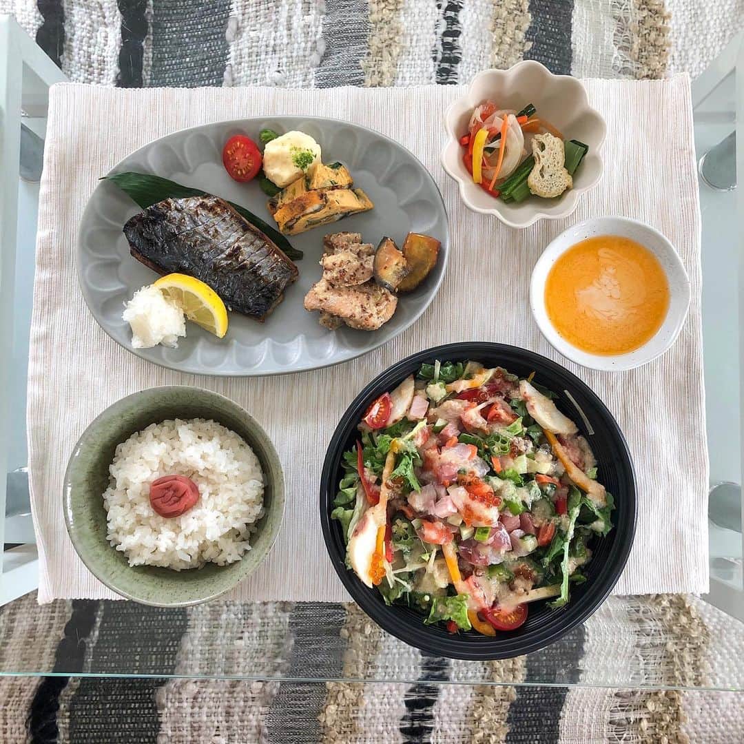 岩崎志保のインスタグラム：「NUTRITION LUNCH🍴 2年前まで自炊ゼロ生活をしていた私が今や毎日3食自炊生活をしているわけですが笑、それでもやっぱり疲れて今日はいいやってなるときは友達のお店のご飯をデリバリーしてます 今日はわっぱの免疫力向上弁当とサラダにしたよ〜 自家製のぬか漬け焼き魚にかんずりとぬか漬け豆腐のMCTオイル使ったドレッシングに発酵食品たくさん！腸活の勉強してから毎日必ず発酵食品摂取してます◎ せっかくデリバリーするなら身体が喜ぶものが良いよね〜お近くの方は是非食べてみて欲しいめっちゃ美味しいから！  #わっぱ飯いちや #nutrition #腸活 #発酵食品 #ぬか漬け #MCTオイル」