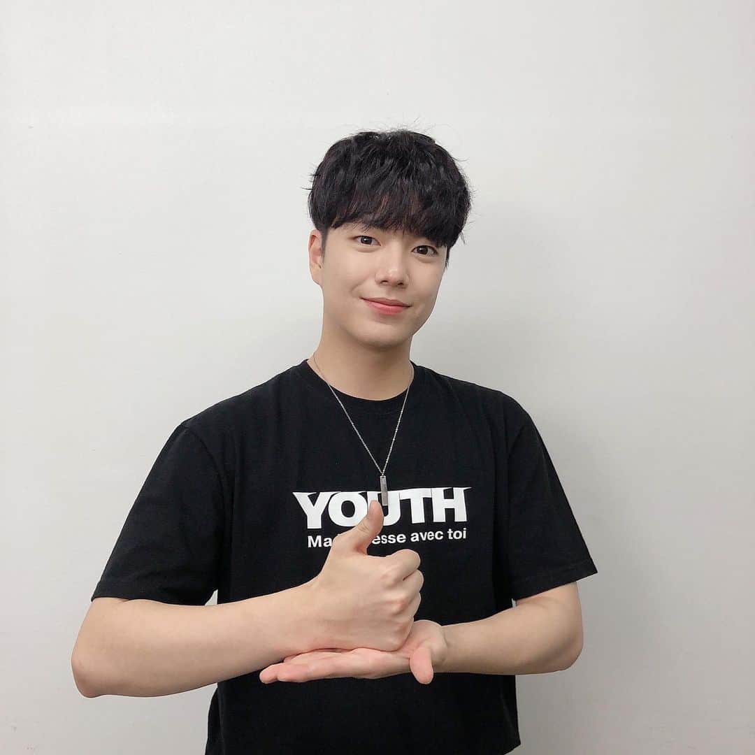 チ・ミンヒョクのインスタグラム：「코로나19로 힘든 시기 국민의 안전과 건강을 위해 지금 이 순간에도 애써주시는 의료진 분들의 건강과 안전을 기원합니다. 의료진 분들의 노고와 헌신이 있기에 힘든 상황 속에서도 무사히 하루를 보내고 있습니다. 코로나19의 종식을 위해 우리의 소중한 일상을 하루빨리 되찾을 수 있도록 힘써주시는 모든 분들께 감사와 존경을 표합니다. 하루빨리 소중한  일상으로 돌아갈 수 있기를 희망합니다.  그리고 감사의 마음을 전할 수 있도록 의미 있는 챌린지에 동참하게 해주신 남이안배우님 @namiaaan 박서연배우님 @seoyeon_0305 감사합니다!  다음 저와 함께 의미 있는 챌린지를 이어나가실 분으로 모델 @stephany.02.28_official_ 누나 배우 @stella_ose0609_actor  배우 @kimjae_un  형님 함께해주세요!감사합니다! #덕분에챌린지 #의료진덕분에 #감사합니다」