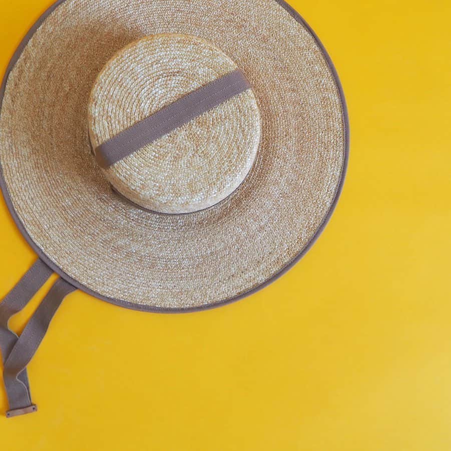 のインスタグラム：「〈Recommend Hats〉﻿ 今季取り入れたいガウチョハットから、持ち歩きに活躍するパッカブルタイプまで、夏のマストアイテムがバリエーション豊かに揃いました。﻿ ﻿ Lola hats﻿ 33060106004 / ¥40,000＋TAX﻿ ﻿ Greenpacha﻿ 33060106013 / ¥22,000＋TAX﻿ 33060106015 / ¥18,000＋TAX﻿ 33060106011 / ¥19,000＋TAX﻿ ﻿ Janessa Leone﻿ 33060106008 / ¥25,000＋TAX﻿ 33060106009 / ¥23,000＋TAX﻿ ﻿ 現在トゥモローランドは休業中の店舗が多くございます。﻿ 是非、おうち時間をより楽しくするウェアを探しに、プロフィールTOPのURLよりオンラインストアへ見にいらしてください🛒💫✨﻿ 既にオンラインストアに入荷している商品はショップなうタグをつけておりますので、ぜひ詳細をご覧ください。﻿ ﻿ -MEMBER’S 15％OFF CAMPAIGN-﻿ 5月29日(金)まで「MEMBER’S 15％OFF CAMPAIGN」を開催中です。トゥモローランドメンバーズ会員のお客さまは、オンラインストアでも15％OFFでご購入いただけます。 (プロフィールTOPのURLよりご覧ください🔗) ﻿ ﻿ #tomorrowland_jp﻿ #tomorrowland_womens﻿ #tomorrowland﻿ #fashion」