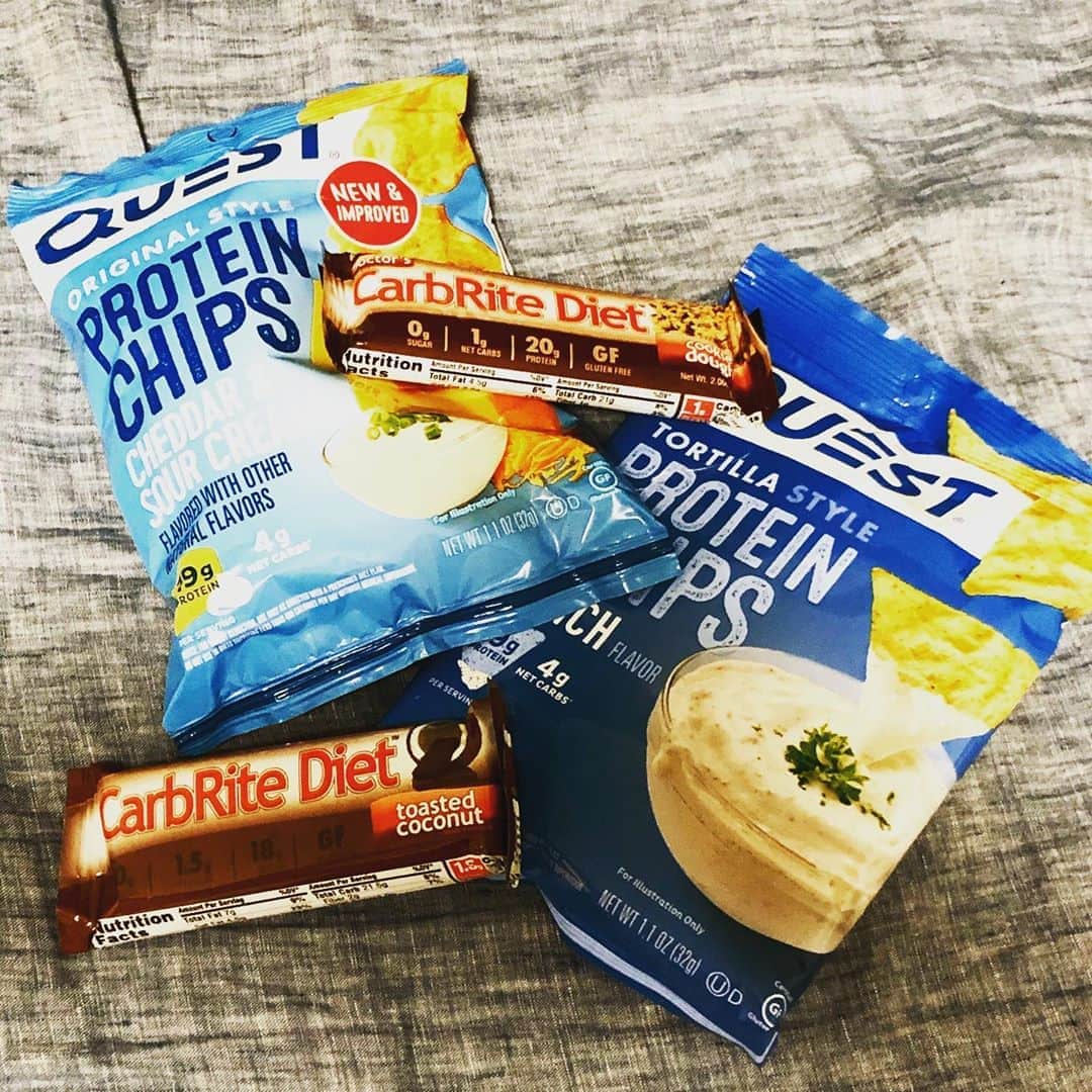 川戸沙羅のインスタグラム：「無駄なカロリーを避けられるお気に入りお菓子🍭💕 Quest  Protein Chips 140カロリー タンパク質:19g 脂質:5g 炭水化物:5g  Carb Rite Diet(プロテインバー) 190カロリー タンパク質:20g 脂質:4.5g 炭水化物:21g  小腹が空いた時甘い物が食べたくなった時ダイエット中の人でも罪悪感なし🌟 色んなフレーバーがあって満足感もあるからオススメ😋🌈 #ダイエット #ダイエットメニュー #ダイエットレシピ #低脂質 #ローファット #ダイエット方法  #食事制限  #チーズ好き  #プロテイン #プロテインバー  #コロナ太り」
