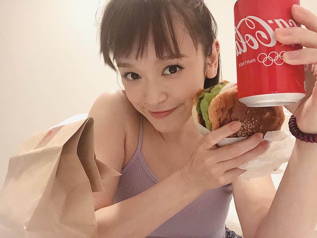 Soweluのインスタグラム：「Junk day🙄 💛🍔💛🍰💛 たまにはいいよね🤙 ・ ・ メイクは昨日のままw🤫 さっきUPした前髪カットの動画編集してたら夜中になっちゃってバタンキューした💤 ・ #cheatday  #junkfood  #loveit #stayhome」