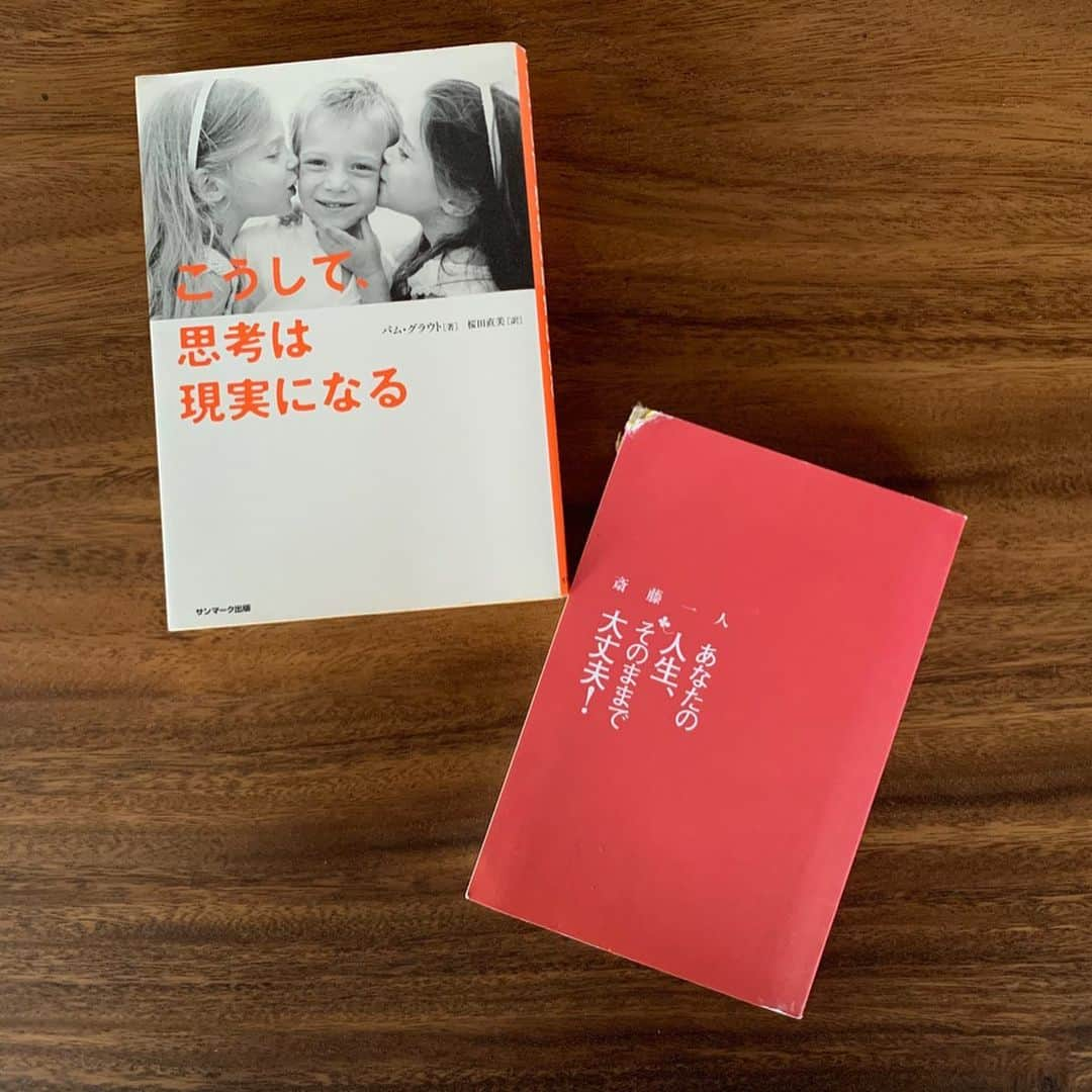 PINKYさんのインスタグラム写真 - (PINKYInstagram)「#7日間ブックカバーチャレンジ 📚 . @reikohase さん(Giri/Haji brothersの設定だとお義姉さん💄)からバトンをいただいて、独自のルールで、今までsnsに載せたことがない本達をストーリーズにて毎日紹介していこうと思います📚❤️ . 先ずは、何は無くともこれさえ読んでおけば間違いない✨“The Secret”✨ . #引き寄せの法則 の秘密を数年前に知って以来、今までに沢山の素晴らしい出来事、人、物、とのご縁があり、願っていたことがいつのまにか叶っていたり… それが今でもずっと続いているのですが、"The Secret“を読んでからは更に引き寄せが加速しています🥰🙏🌈❤️✨ . 同じテーマだと、母がくれた #こうして思考は現実になる や、@shibamuraemiko さん著の #あなたの人生そのままで大丈夫！ (娘がまだ赤ちゃんの時にかじっちゃってカバーが無いのですが😂👶🏻w)も、とても分かりやすく読みやすいです📚💖 ・・・ ・・・ #7daysbookcoverchallenge #引き寄せの法則 #TheSecret #love #happy #thanks #family #mamalife #愛読書」5月15日 19時50分 - shanti_pinky_shanti