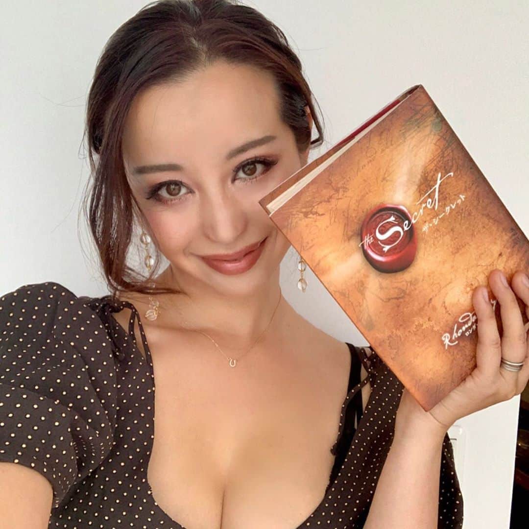 PINKYのインスタグラム：「#7日間ブックカバーチャレンジ 📚 . @reikohase さん(Giri/Haji brothersの設定だとお義姉さん💄)からバトンをいただいて、独自のルールで、今までsnsに載せたことがない本達をストーリーズにて毎日紹介していこうと思います📚❤️ . 先ずは、何は無くともこれさえ読んでおけば間違いない✨“The Secret”✨ . #引き寄せの法則 の秘密を数年前に知って以来、今までに沢山の素晴らしい出来事、人、物、とのご縁があり、願っていたことがいつのまにか叶っていたり… それが今でもずっと続いているのですが、"The Secret“を読んでからは更に引き寄せが加速しています🥰🙏🌈❤️✨ . 同じテーマだと、母がくれた #こうして思考は現実になる や、@shibamuraemiko さん著の #あなたの人生そのままで大丈夫！ (娘がまだ赤ちゃんの時にかじっちゃってカバーが無いのですが😂👶🏻w)も、とても分かりやすく読みやすいです📚💖 ・・・ ・・・ #7daysbookcoverchallenge #引き寄せの法則 #TheSecret #love #happy #thanks #family #mamalife #愛読書」
