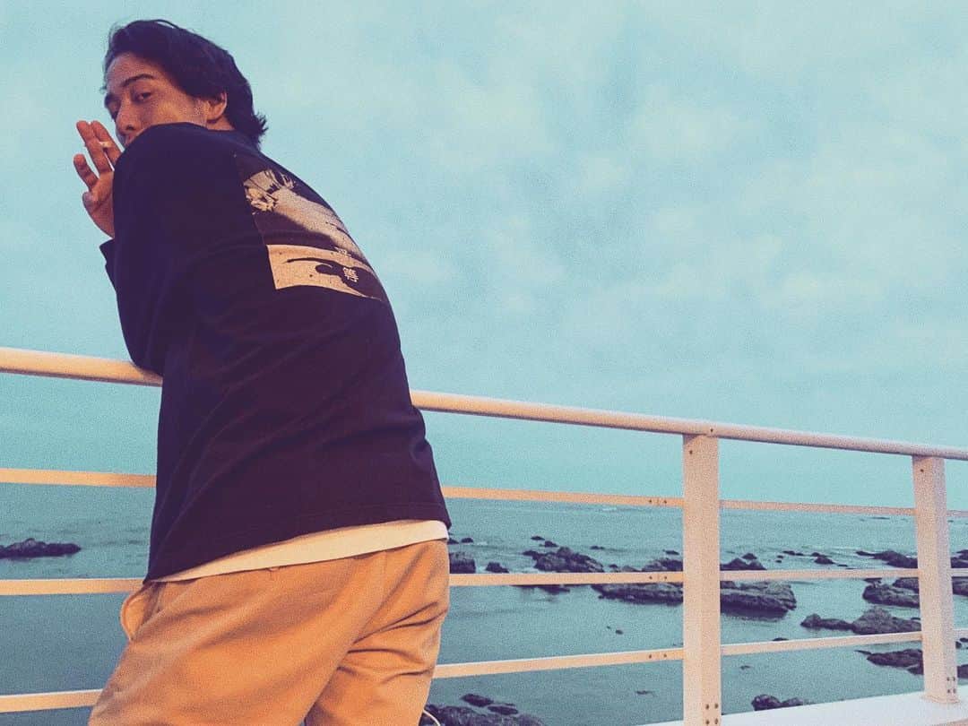 土屋光太朗のインスタグラム：「リフレッシュday🏖 海に合う　人類皆平等ロンT この着こなし方おすすめです👌🏽 #kuta #クタッと着てラフに生きる #fashion #mensfashion」