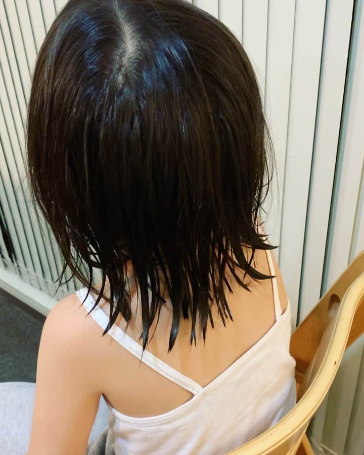 バイリンガル3兄妹のインスタグラム：「こないだ華が何気なく白日を口ずさんでいたので、もしかして伴奏なしでもちゃんと原キーで歌ってる？とおもってこっそり曲をかけて確認したところ、ちゃんと原キーで歌っていたので  今日なんとなく、鍵盤見なくても音がわかるのかなっておもって単音ずつ弾いてチェックしたら全問正解だった！  単音の次は和音でクイズ出していってあげたらそれもわかるようになるんだろうか♡」