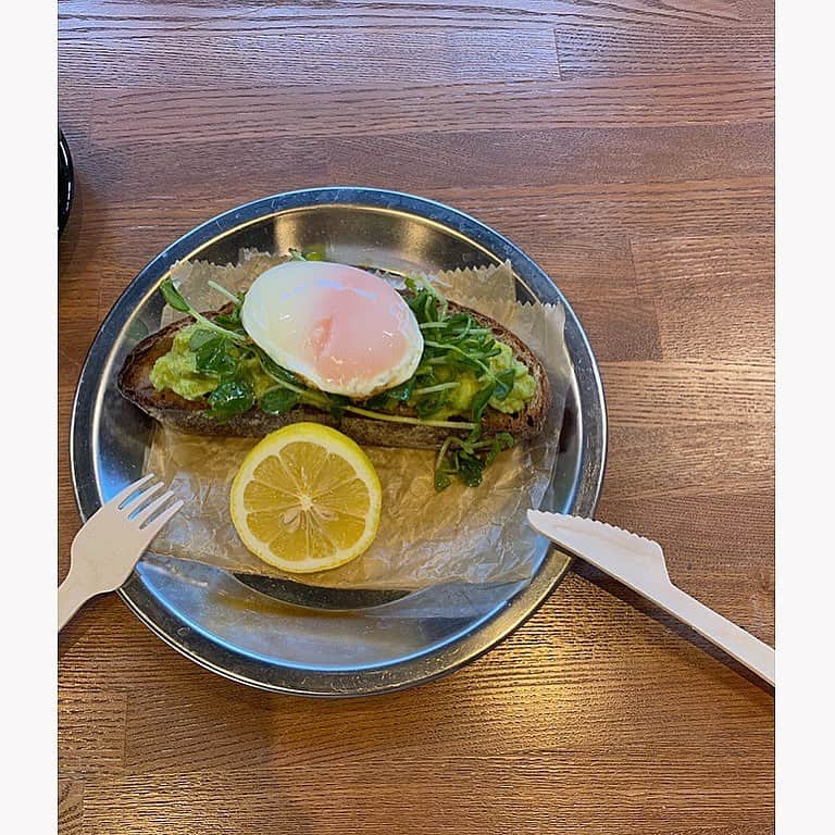 内山愛さんのインスタグラム写真 - (内山愛Instagram)「可愛いカフェ巡りとかしたくなるなぁ🍋 これは前に行った #littledarlingcoffeeroasters ♡ 終息して、お天気いい日にまた行きたい〜。 #カフェ　#カフェプレート　#朝ごはん　#アボカド　#cafe」5月15日 19時59分 - ai_uchiyama