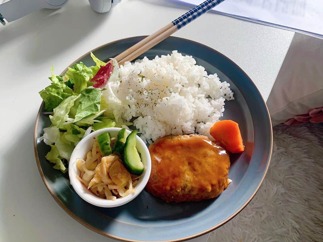 華妃 さんのインスタグラム写真 - (華妃 Instagram)「#東京ひとり暮らし  おうちごはんは  #hanairokitchen で 検索してね(๑˙³˙)♥ . . 仕事しながら食べるから ワンプレートが多め。 先にTwitterにこれUPしたら お箸の柄ちがいます？って 即刻ばれたんですけど🥺 ハンバーグはスーパーの出来合い物。 あんまり出来合い物買わないんだけど作る気力がなく😭 . . . . . . .  #料理部 #料理初心者 おうちごはん #料理上手になりたい #クッキングラム #cookingathome #料理記録 #料理勉強中 #料理写真 #暮らしを楽しむ #シンプルな暮らし #丁寧な暮らし #くっきんぐらむ #おうちごはん部 #スキレット #うちカフェ #簡単レシピ #カフェごはん #カフェごはん風 #ひとりごはん #ひとり暮らしごはん #一人暮らしごはん #バルミューダ  #カフェ友募集　#ステイホームの過ごし方」5月15日 19時55分 - hanairo879