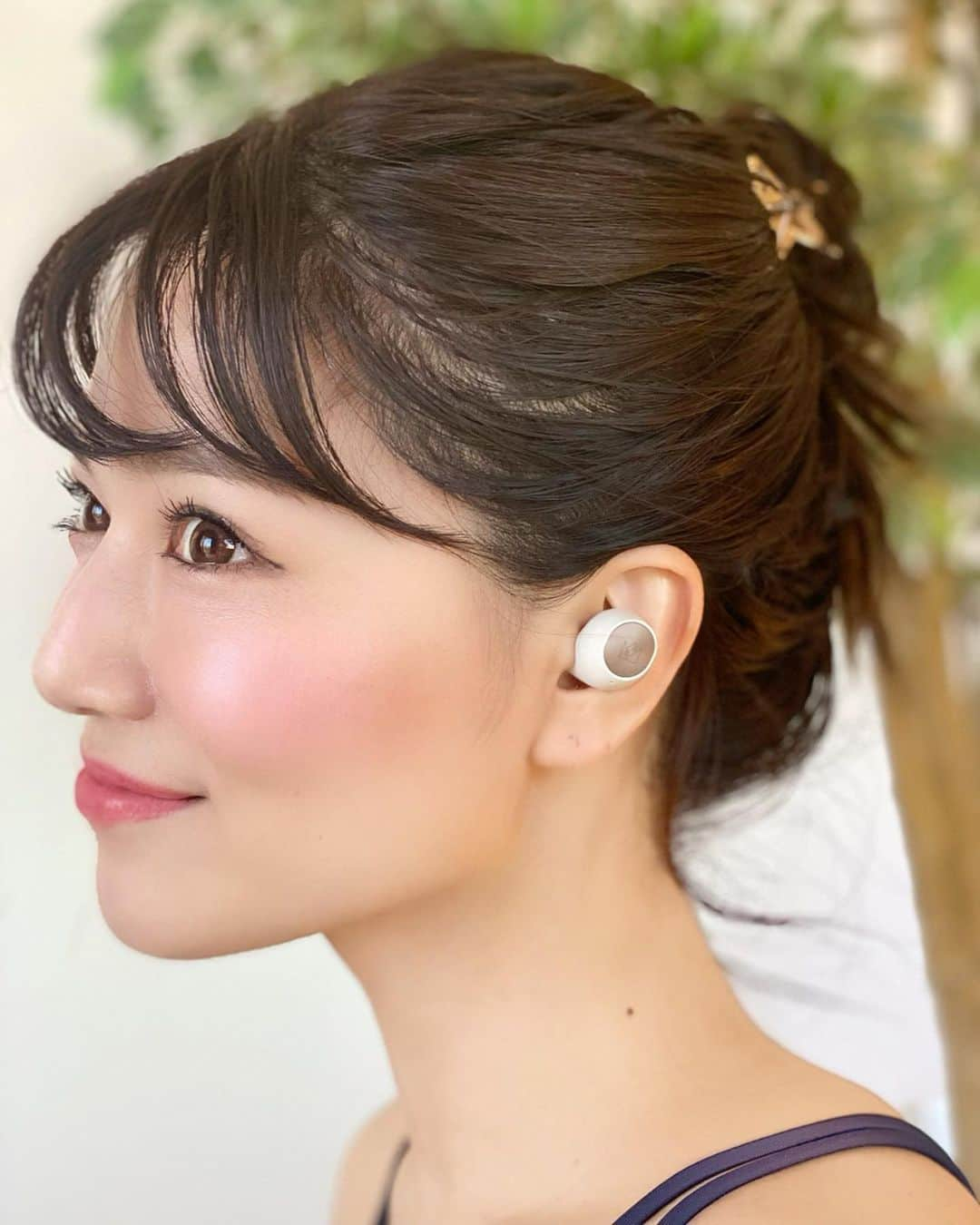 石井里奈さんのインスタグラム写真 - (石井里奈Instagram)「こんばんは🥰 . 先日紹介した @nobleaudio_jp のワイヤレスイヤホンFalcon🎧🎵💕 . 色がベージュとブラックがあってコーデや気分によって使い分けています😘（英会話の投稿の時につけてたのはブラック） . ランニングはもちろん、英会話もかなり快適に聞き取りやすくて🙆‍♀️💕 . やっぱりイヤホンって大切だなぁと改めて実感✨ 朝ヨガの時はヨガの音楽を聴きながら、 イヤホンが耳に入ってても違和感感じることなくアクティブに楽しめたよ🧘‍♀️❣️ . 今日もお疲れ様でした☺️✨ . #音楽 #イヤホン #ワイヤレスイヤホン #完全ワイヤレスイヤホン #bluetoothイヤホン #Noble #NobleAudio #Falcon #魔法の音 #yoga #ヨガ #朝ヨガ #ヨガインストラクター #ヨガ女子 #ヨガウェア #朝活 #ダイエット #音楽好き #おうち時間 #おうちヨガ #トレーニング #宅トレ #training #筋トレ #おうちカラオケ #カラオケ #オンライントレーニング #オンラインヨガ #リラックス #リフレッシュ」5月15日 20時03分 - ri7tin1025