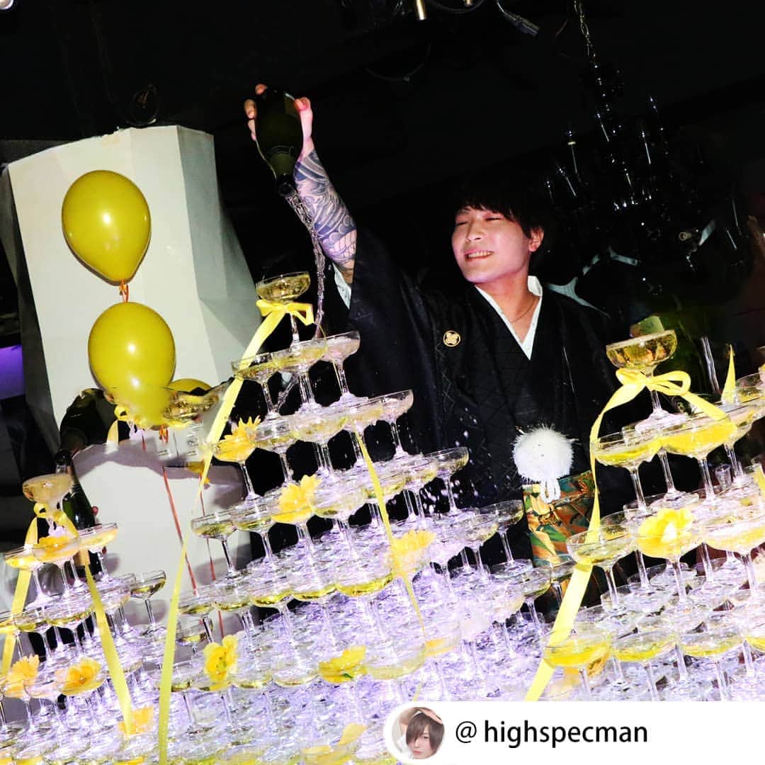 ホス キンのインスタグラム：「. 🍾ホストクラブのイベントシーン🍾 今回は『FACEOFF』に在籍の夏秋冬 遊希さんです!! . 🎉HAPPYBIRTHDAY🎉 . FACEOFFの愛され者😄夏秋冬 遊希さんの🎂BDイベントです!! . 黄色一色💛で飾り付けされた  特大サイズのシャンパンタワー🍾に  豪快に勢いよく流し込んでいく～🎵 . 夏秋冬 遊希さんお誕生日おめでとうございます🎊 . 夏秋冬 遊希さんのインスタはこちら💁‍♂ @highspecman . @hoskininfo . #ホスキン #FACEOFF . #ホスト #ホストクラブ #イベント #水商売 #クラブ #イケメン #男前 # #お酒 #シャンパン #シャンパンタワー #バースデーケーキ #インスタ映え #ドンペリ #テキーラ . #大阪 #大阪ミナミ #ミナミ #心斎橋 #道頓堀 #宗右衛門町 #難波 #なんば . #hoskin #osaka #hostclub #followme」