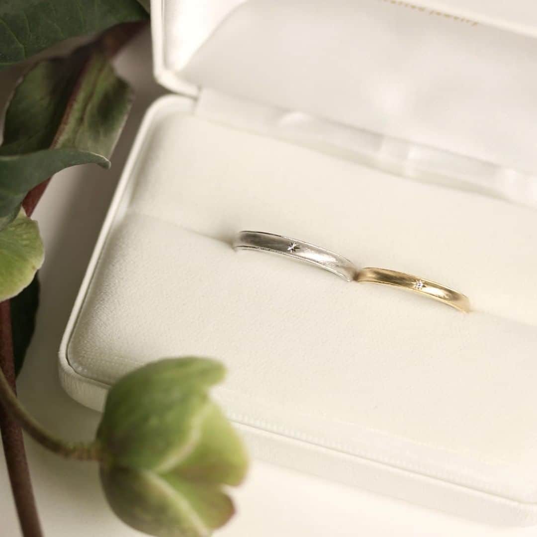 ith / イズ オーダメイド結婚指輪さんのインスタグラム写真 - (ith / イズ オーダメイド結婚指輪Instagram)「星のかたちの 飾り彫りのアクセントが、 優しい表情を見せる結婚指輪です。  指輪全体に施した“メーぜ”の質感は、 朧月のようなふんわり輝きます。  エッジにミルグレインを施したことで 端正な印象も持たせてお仕立てしました。 . . ▽ 指輪について 結婚指輪(男性)：ミルグレイン Pt900：144,000円〜 . 結婚指輪(女性)：ミルグレイン K18YG：119,000円〜 . .  公式ハッシュタグ🤳✨ #イズマリッジ . . 【オンラインアトリエOPEN】 お二人それぞれのご自宅にいながら 指輪のオーダーメイドができる、 ithのオンライン相談が始まりました💻 → 詳細はプロフィールのURLにて🔗 . . #マリッジリング #エンゲージリング #結婚指輪 #婚約指輪 #カスタマイズ #指輪 #ダイヤモンドリング #婚約 #プレ花嫁 #ナチュラルウェディング #結婚指輪探し #指輪選び #指輪探し #結婚指輪選び #プラチナ #ペアリング #プロポーズ #特別感　 #オーダーメイドリング #結婚指輪オーダー #ゴールドリング #パーソナライズ #結婚準備 #花嫁 #ミル #2020秋婚 #2020冬婚 #2021春婚」5月15日 20時10分 - ith_marriage