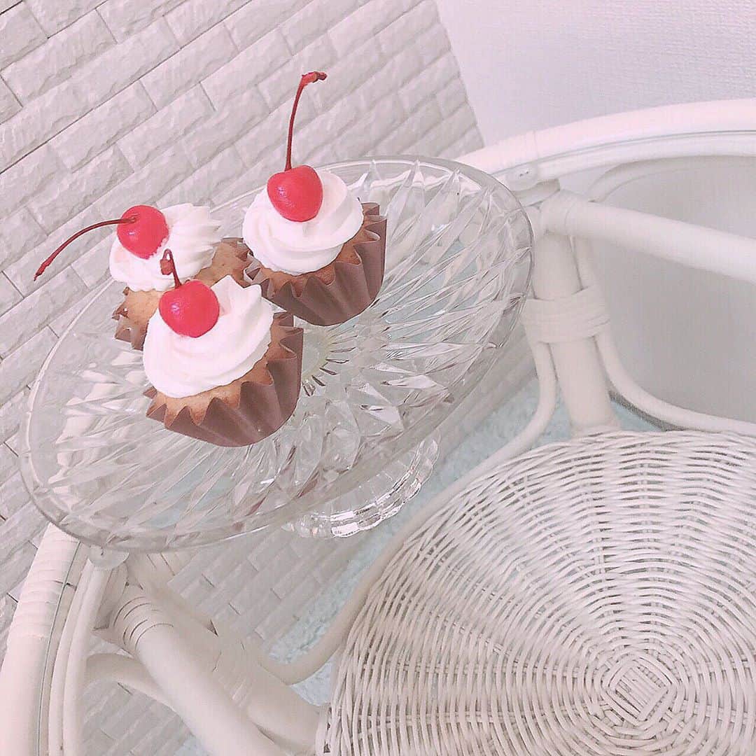 高比良由菜さんのインスタグラム写真 - (高比良由菜Instagram)「. さくらんぼカップケーキ🍒. 可愛いくて. 美味しかったよ♡. 簡単ですぐに. 作れるからみんなも. 作ってみてね！！！. ・ #高比良由菜#さくらんぼカップケーキ. #おうち時間.」5月15日 20時10分 - yuna_takahira_official