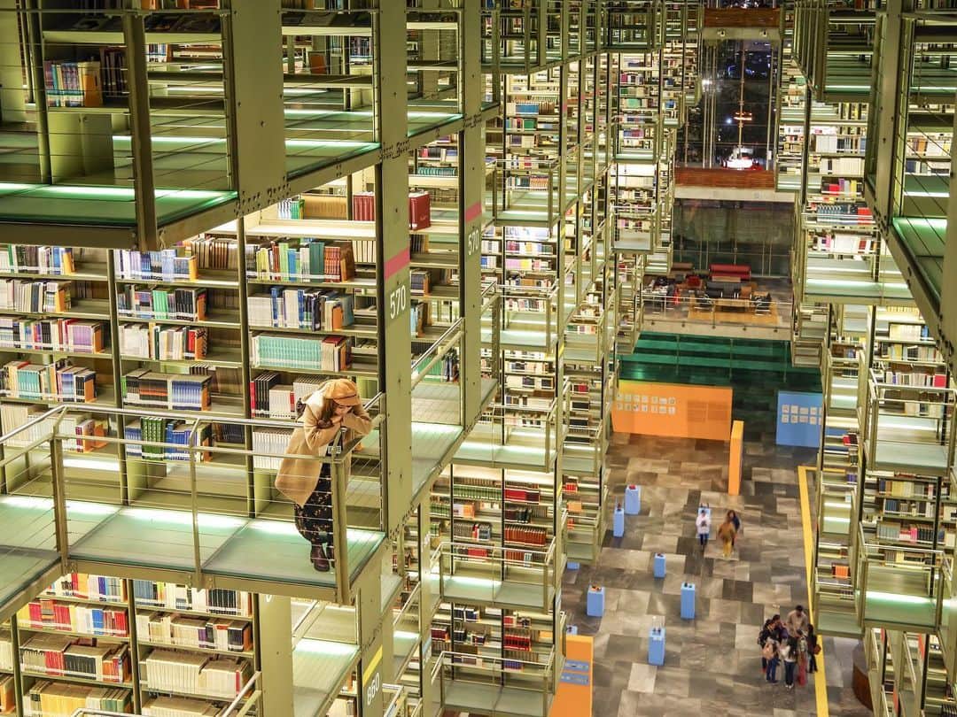 田島知華さんのインスタグラム写真 - (田島知華Instagram)「【Mexico🇲🇽Mexico City】 本に囲まれて心穏やかに。 昔から本が好きで、もちろん図書館も好き。  大人になった今も図書館のすぐそばに住んでいてよく行くのですが、この状況では難しいのでしばらくお預け中。早く行きたいな。  海外の図書館や書店に行くのが旅の楽しみの一つなので今までもたくさん行ってきましたが、特に記憶に残っているのがメキシコシティのヴァスコンセロス図書館。 閉鎖的な図書館のイメージを180度変えてしまう空間設計で、高さのある天井から本棚、照明、どこを見てもモダンで素敵な空間でした📚 Copyright ©︎ TAJIHARU  PENTAX K-1 MarkⅡ HD PENTAX-D FA 15-30mmF2.8ED SDM WR _ #たじはるトリップ #TAJIHARU_mexico #メキシコ #メキシコシティ #図書館 #ヴァスコンセロス図書館 #女子旅 #旅ガール #トラベルフォトライター #カメラ女子 #mexico #mexicocity #ciudaddemexico #vasconcelos #bibliotecavasconcelos #library #biblioteca #libreria #bibliotheque #igersmexico #femmetravel #beautifulmatters #beautifuldestinations #earthpix #wonderful_places」5月15日 20時17分 - haruka_tajima