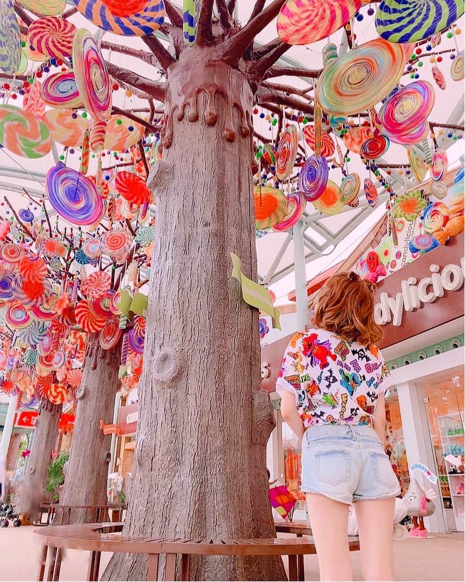 𝕟𝕒𝕞𝕚𝕔𝕙𝕒𝕟のインスタグラム：「﻿ キャンディーの木みつけたよぉん🍬🍭﻿ 🧡💜💖💛💚﻿ 負けないように﻿ 派手なTシャツ着てる🌈﻿ #旅行  #travel  #singapore  #シンガポール﻿ #candylicious  #キャンデリシャス﻿ #sentosa  #sentosaisland  #セントーサ島﻿ #海外 #旅 #旅行好きな人と繋がりたい」