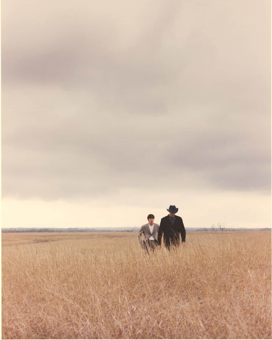 カーター・スミスのインスタグラム：「If you hadn’t guessed - our inspiration for this shoot was Terrence Malick’s jaw dropingly beautiful 1978 film DAYS OF HEAVEN. Nèstor Almendros won the oscar for best cinematography and Richard Gere, Sam Shepard, Brooke Adams and Linda Manz are all pretty much PERFECT in it. . IF you’ve never seen it - WATCH IMMEDIATELY - you wont be sorry.」