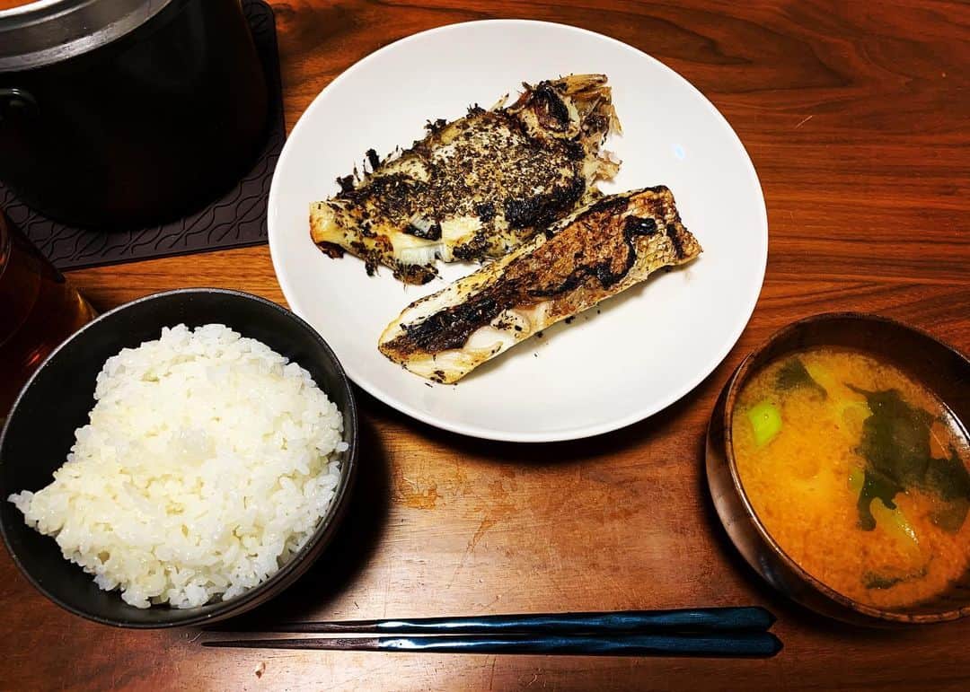 長田成哉のインスタグラム：「本日の夕食 「え、味噌足らん？コチュジャン入れとくか。凍らせてた鯛と平目を魚用ハーブでフライパンで酒ぶっかけて焼いたらええか」です。  #個人的な自炊の記録」