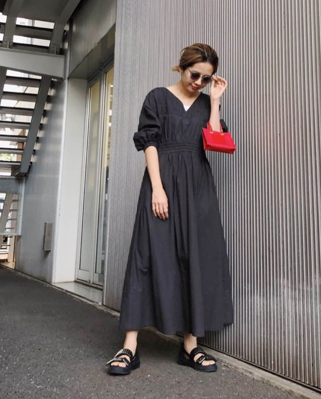 黒石奈央子さんのインスタグラム写真 - (黒石奈央子Instagram)「zozo限定アイテム . . SHIRRING VOLUME SLEEVE DRESS ¥13000taxin 5/16 . . 今回のzozo限定はかなり可愛くて私もオーダーしました！ カラーはミントが一番おすすめ！  @ameri_shinjuku @amerivintage @ameri_daikanyama @ameri.shinsaibashi #ameri#amerivintage #fashion #vintagefashion #coordinate#ootd#outfit#osanposnap #705_outfit #大人ファッション #大人コーディネート #大人スタイル #modestyle #modefashion#modecasual」5月15日 20時21分 - blackstone705