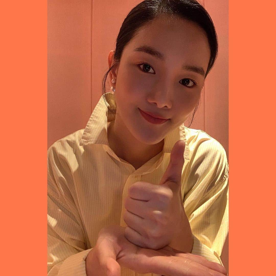 キム・ボヒョンのインスタグラム：「수어로 ‘존경합니다’라는 뜻의 손동작으로 감사를 표하는 뜻깊은 캠페인 #덕분에챌린지 에 밝고 맑은 친구 @jin_areum 이 덕분에 감사한 마음으로 동참하게 됐어요 🙏🏻 . 코로나 19 종식을 위해 현장에서 최선을 다해주고 계시는 전세계 의료진분들과 방역단체,자원봉사자 등 많은 분들의 노고와 헌신에 진심으로 깊은 감사를 드립니다 . 그분들의 노력이 헛되지 않도록 미력이나마 저도 있는 곳에서 노력하겠습니다. . 이어서 디제이소다 @deejaysoda 양  밴드 아이즈 @official__iz 함께 응원에 동참해주세요 🙏🏻 . #의료진덕분에 #덕분에챌린지 #의료진여러분고맙습니다」