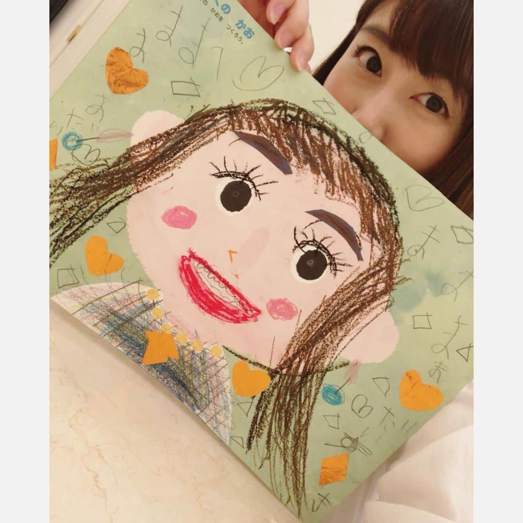 安めぐみさんのインスタグラム写真 - (安めぐみInstagram)「娘が私の顔を、 描いたり折り紙で貼ったりして、 完成させてくれました🎨 なかなかのインパクトですが笑笑 とっても嬉しいです😆 #似顔絵 #インパクトあります #ありがとう😊」5月15日 20時31分 - yasu_megumi_official