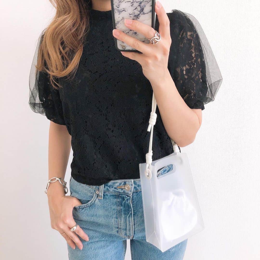 Miyoのインスタグラム：「【𝗳𝗶𝗳𝘁𝗵】 チュールを重ねたふんわりスリーブが二の腕を華奢に見せてくれます♡ ハイネックなのも可愛い🥰 ・ #チュールスリーブレースブラウス　…#fifth#fifthtl#フィフス　@fifth_store デニム…#ZARA#ザラ #巾着付きマットPVCスマホバッグ　… #EditSheen#エディットシーン　@editsheen_store ・ ・ ・ #おうち時間#bag#バッグ#ブラウス#デニムコーデ#高身長コーデ#今日のコーデ#おうちコーデ#春コーデ#カジュアル#ママコーデ#ママファッション#ザラジョ#ザラコーデ#プチプラコーデ#プチプラファッション#シンプルコーデ#カジュアルコーデ#大人カジュアル」