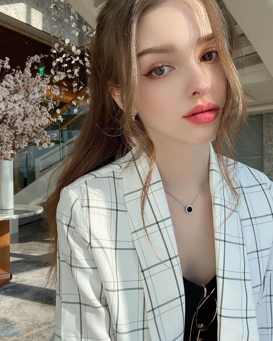 Elina 엘리나 (エリナ) さんのインスタグラム写真 - (Elina 엘리나 (エリナ) Instagram)「머리 묶어썽 ㅎㅎ White suit🥰」5月15日 20時38分 - elina_4_22