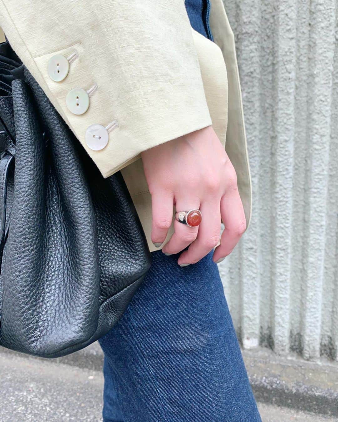 Shiho Sasakiのインスタグラム：「アクセサリー好きの方に朗報👏 久しぶりにMOUSSYからリングが発売されました💍 トレンドのストーンモチーフを使用したデザインです✨ サイズは11号のワンサイズ🙆‍♀️ 私は関節が太くて薬指と小指にしか入らなかったけど😂 シンプルなリングと重ね付けしても可愛いよね💕 #MOUSSY#MOUSSYSNAP」