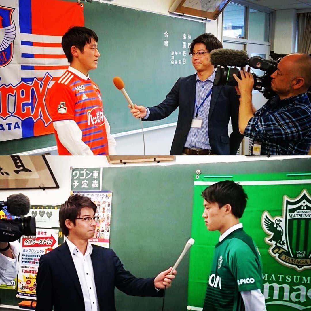 小松正英さんのインスタグラム写真 - (小松正英Instagram)「⚽️Jリーグ27周年✨  1993年5月15日に開幕したJリーグ。 私が3歳の時に開幕して27年。  現役時代はこの舞台を目指して毎日ボールを追いかけてました。  これまでに様々なJリーガーにも会いました。 仕事でもプライベートでも、感じるワクワク感は、子供の頃から変わりません。  自分を作り上げてくれたサッカーへ、これから更にアナウンサーという立場から恩返し出来るように・・・ . . . #Jリーグ #Jリーグの日 #27周年 #1993年 #サッカーのある日常を取り戻そう . . ① #横浜マリノス #木村和司 さん  #ヴェルディ川崎 #ラモス瑠偉 さん ② #FC東京 #長谷川健太 監督 ③ #コンサドーレ札幌 #鈴木武蔵 選手 ④ #レノファ山口 #高宇洋 選手 ⑤ #松下裕樹 選手 ⑥ #ザスパクサツ群馬 #青木翔大 選手 ⑦ #徳島ヴォルティス #鈴木徳真 選手 ⑧ #モンテディオ山形 #渡邊凌磨 選手 ⑨ #ベガルタ仙台 #田中渉 選手  #湘南ベルマーレ ➡︎ スイス #若月大和 選手 ⑩ #アルビレックス新潟 #秋山裕紀 選手  #松本山雅FC #榎本樹 選手」5月15日 20時44分 - masa_fb.ank