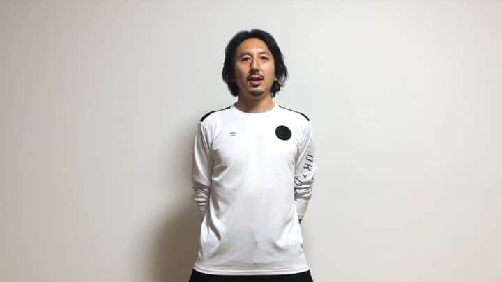 橋本英郎のインスタグラム：「【おうち簡単トレーニング】ヨガシリーズ  今日は、代表的なポーズ、 『戦士のポーズ①』  をやります。  ポイントは、 ・足幅は、手首の下に足首 ・足先、膝は同じ方向 ・骨盤の向きも足先と同じ方向 ・腰を落とした時に前の膝が足先より前にいかない ・呼吸を深くしっかりする  ポーズが決まってから呼吸を深く5回しましょう。  それでも充分負荷を感じるはずです。左右両方向ともチャレンジしてみてね。  無理せずゆっくり、ゆったりと。  いいおうち時間をお過ごし下さい。 ． ． ．  #おうちでトレーニング  #簡単トレーニング  #fc今治  #橋本英郎  #umbro  #2週間  #毎日トレーニング  #家トレ  #いまできること  #ヨガポーズ」