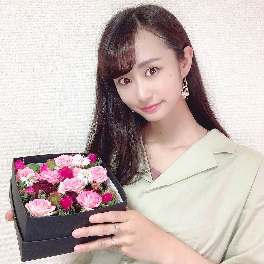 筒井萌子のインスタグラム：「* @89simogialli でflower boxをお願いしたら 可愛いピンクのお花のBOXが届いた‪ꔛ‬♡ 貰うのもあげるのも大好きなお花𖡼.𖤣𖥧𖡼.𖤣𖥧 このまま飾れるからプレゼントにも良いね🌼 お花があるだけでおうち時間がより楽しくなる✨ ホームページに色んな商品載ってたから覗いてみてねん◡̈♥︎ ほんとオススメ𖤐˒˒ ・ #お花 #flower #プレゼント #おうち時間  #自粛 #コロナ #ゴルフ #ゴルフ女子 #筒井萌子」
