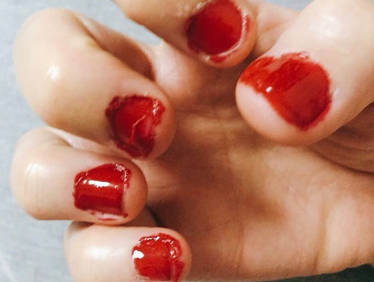 上地春奈さんのインスタグラム写真 - (上地春奈Instagram)「東京の芸能人の女優のネイル💅  1枚目色が怖い🤣😂 けど、情熱的な真っ赤のマニキュアだよ❤️ #芸能人ネイル #上地春奈 #テンション上がる」5月15日 20時48分 - uechi_haruna