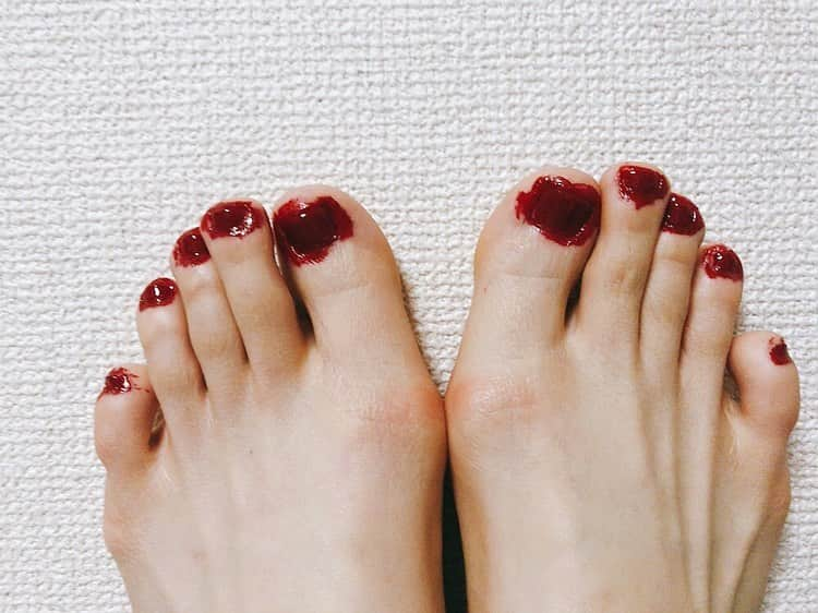 上地春奈さんのインスタグラム写真 - (上地春奈Instagram)「東京の芸能人の女優のネイル💅  1枚目色が怖い🤣😂 けど、情熱的な真っ赤のマニキュアだよ❤️ #芸能人ネイル #上地春奈 #テンション上がる」5月15日 20時48分 - uechi_haruna