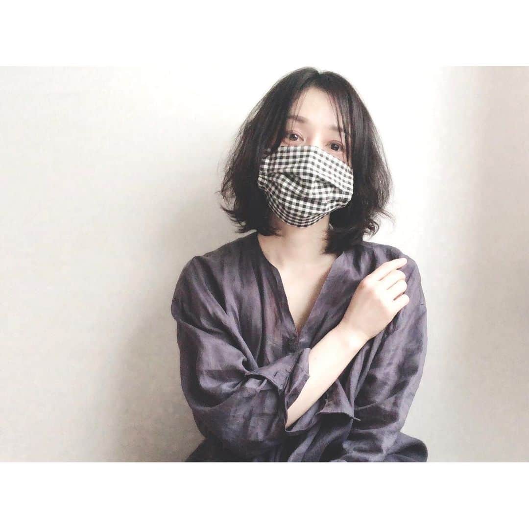 竹中友紀子のインスタグラム：「#おウチ時間  新作マスク^ ^ ついにプリーツタイプにも手を出してしまった^^; 初めプリーツを折るのに苦戦しましたが、だいぶコツを掴んできた模様。 お鼻部分にはワイヤーも入ってます。  マスクを作り始めて、一つスッキリしたことがあります。 これまでも喉のケア、風邪予防、花粉症対策、紫外線対策のためマスクを使用していたのですが、どうもしっくりこない。。。ファッションに特に強いこだわりがあるとかではなく、ただ好きなものを着ているくらいのことなのですが、全体のコーディネートの中で何かマスクだけ浮いてる、ずっとそう思っていました。白マスクのほかに黒マスク、グレーマスクなど色つきのものも試してみたのですが、やはりしっくりこない。 それが、自分でマスクを作り始めて コレだ！！！ と。 これまでのモヤモヤから意外なところで解放されました。 今は自宅にあるハギレで作っていますが、日常が戻ったら、生地から選んで作ったマスクでマスクコーデを楽しみたいと思います。」