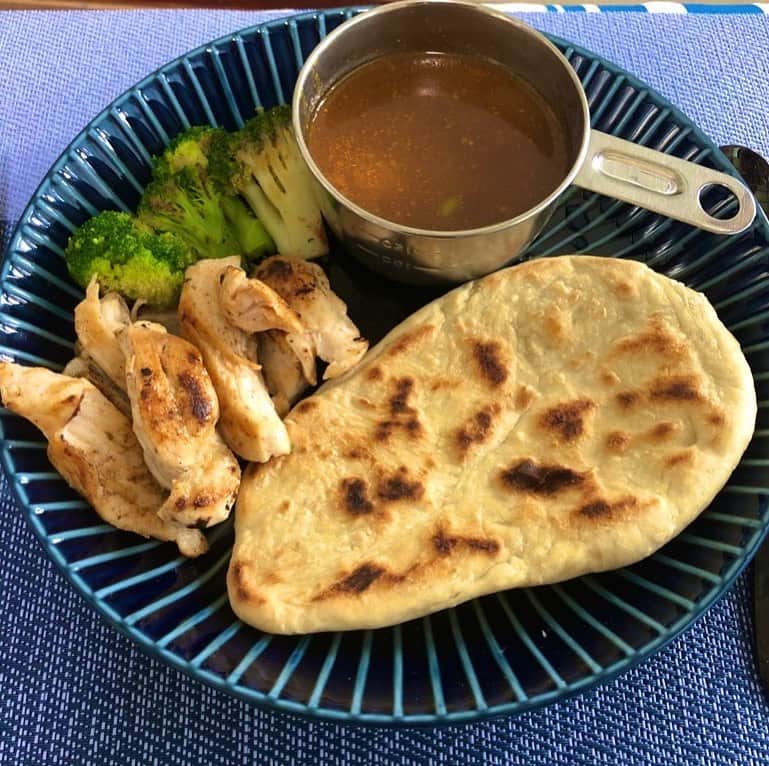 帯広さやかのインスタグラム：「今日は朝からナンを焼き、お昼はインドカレー屋さんっぽいことをしました。楽しい毎日すぎる。  今夜もYouTubeでのんびりメイちゃんとアッキがイングリッシュスクールやってるよ。ライブです。 リンク飛べなくてごめん💦 コピペで飛んでね！ https://www.youtube.com/channel/UC2HtPsU4U7TNSv2mSbPkj0w」
