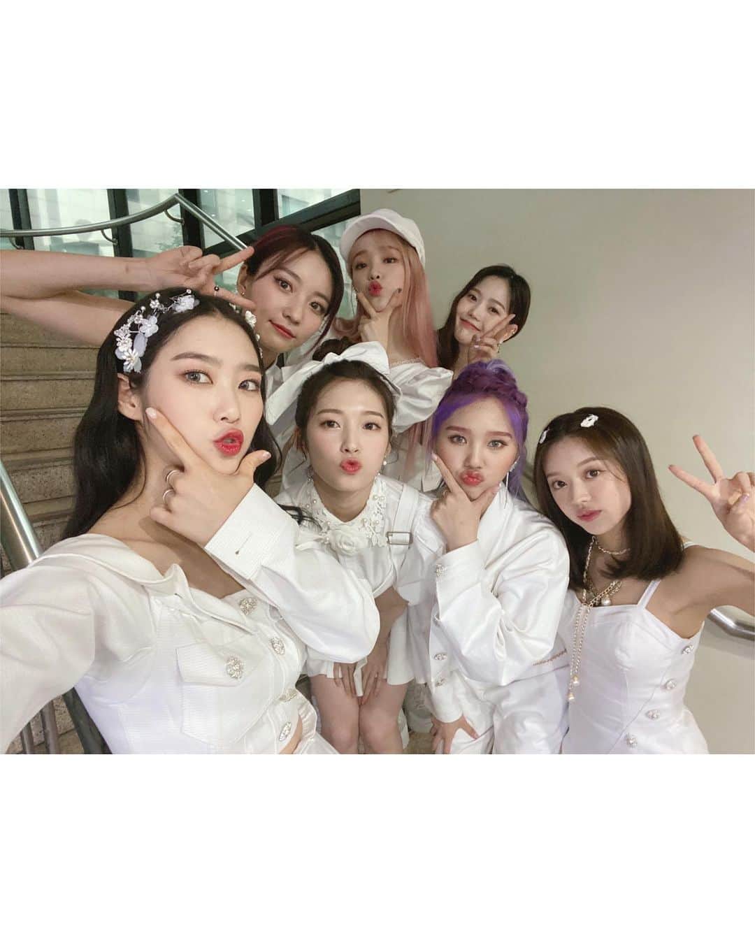 OH MY GIRLさんのインスタグラム写真 - (OH MY GIRLInstagram)「200515 뮤직뱅크 📸 ⠀ 뮤직뱅크 1위🏆 수상을 축하합니다🎉 ⠀ #미라클을심쿵하게한💗 #다양한제스쳐퍼레이드현장🎆 ⠀ #오마이걸 #OHMYGIRL #OMG #NONSTOP #살짝설렜어」5月15日 20時53分 - wm_ohmygirl