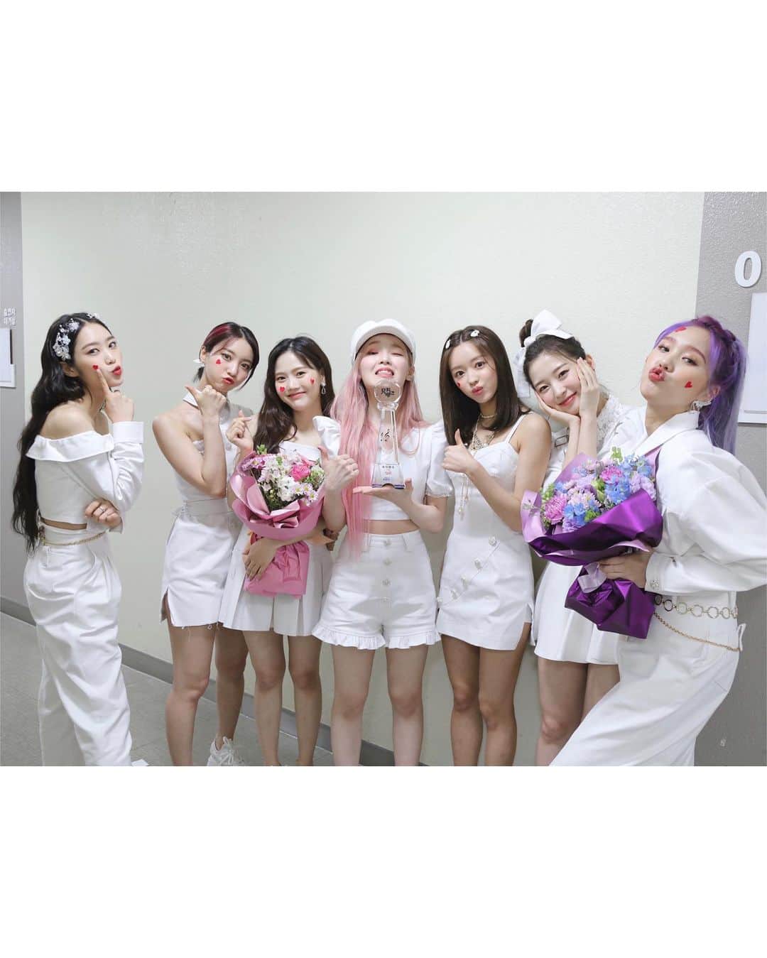 OH MY GIRLさんのインスタグラム写真 - (OH MY GIRLInstagram)「200515 뮤직뱅크 📸 ⠀ 뮤직뱅크 1위🏆 수상을 축하합니다🎉 ⠀ #미라클을심쿵하게한💗 #다양한제스쳐퍼레이드현장🎆 ⠀ #오마이걸 #OHMYGIRL #OMG #NONSTOP #살짝설렜어」5月15日 20時53分 - wm_ohmygirl